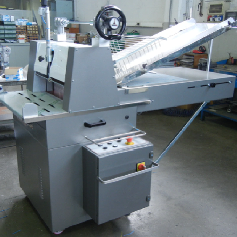 Coupeuse automatique à air comprimé pour le pain